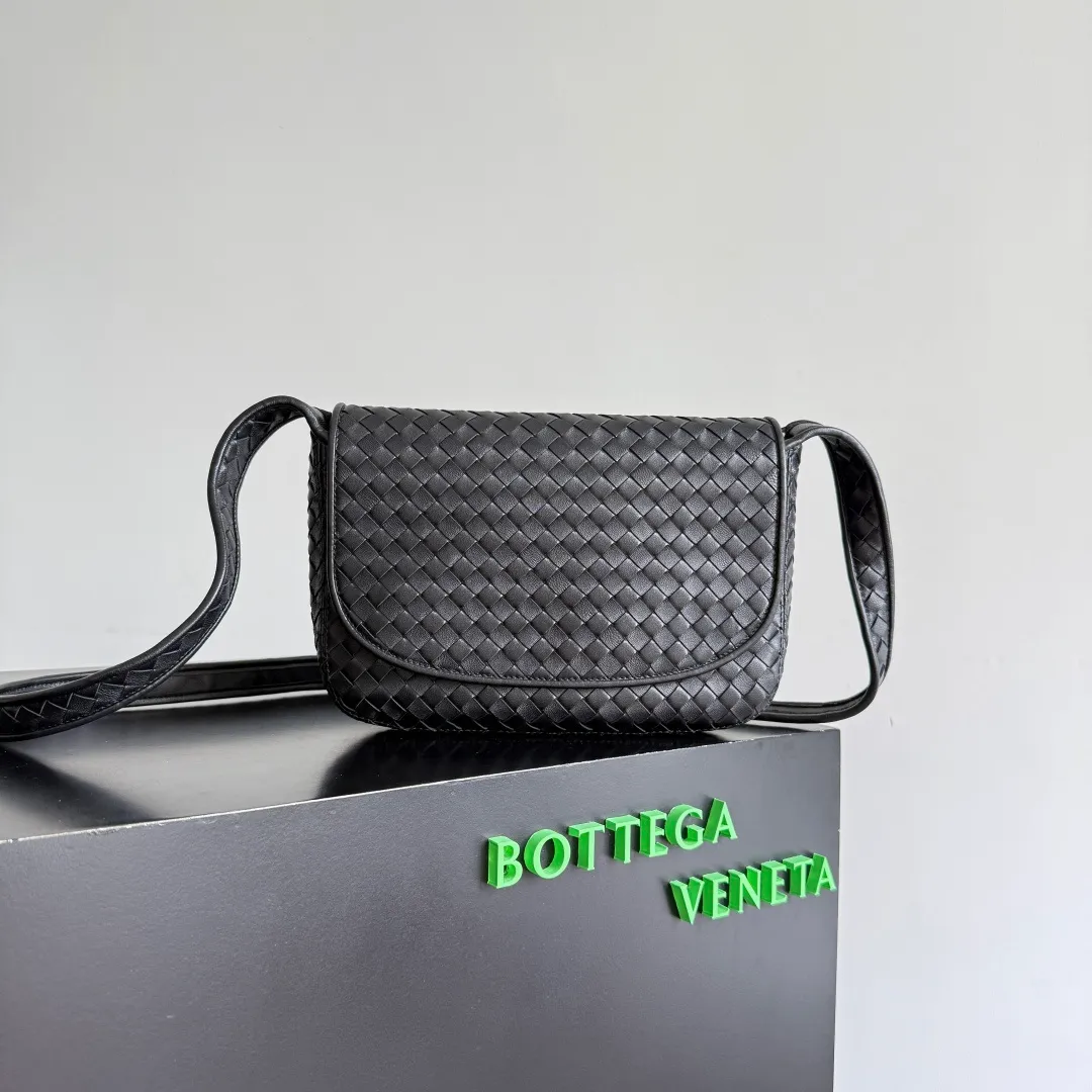 Batch 2020 BOTTEGA VENETA2025 new Veneto flip back bag has been changed from the previous zipper style to a flip design, which is safe, convenient and fashionable. The suction buckle style is also more popular among boys and girls❤️but the zipper compartment is still retained inside. It is not only comfortable, but also elegant and calm, and looks more casual. It is suitable for matching with all kinds of business and casual clothes 😊 to add casual sexiness and make the outfit more complete. The weaving process looks more old-money and retro, and it also has piping processing. Suitable for daily scenes such as shopping and commuting, comfortable and stylish! 💼 Style number: 843836 Color: black Size: 26*18.5*5cm